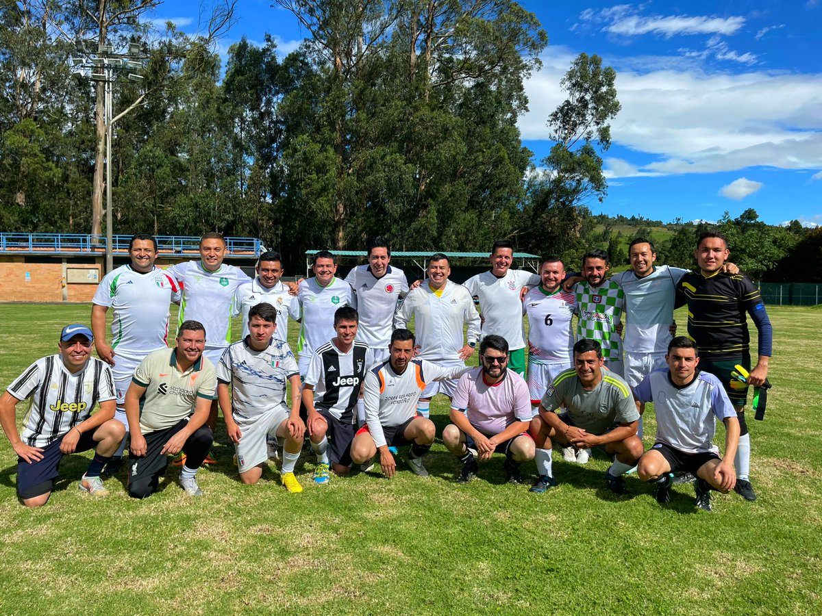 Charlie_Corre's tweet photo. Futbolito con los amiguitos @AlianzaVerde @JohnAmayaR Presi @JaimeRaulSt @juliang4rcia10 @drdavidsuarez @JoseUbaldo ...... ⚽🏃🏻‍♂️ https://t.co/ZTRv2AaTeC