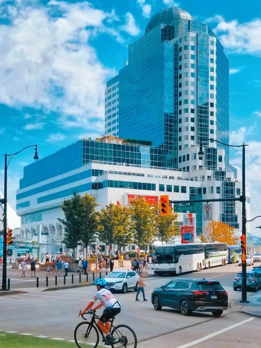 Freida59940148's tweet photo. Canada Place is an iconic building and tourist attraction in downtown Vancouver. It was originally built for the 1986 Vancouver World Expo. It's like a yacht⛵️. It consists of five giant white canvas buildings. Canada is represented as a 🌊 maritime country. https://t.co/k5cDzJNXtH