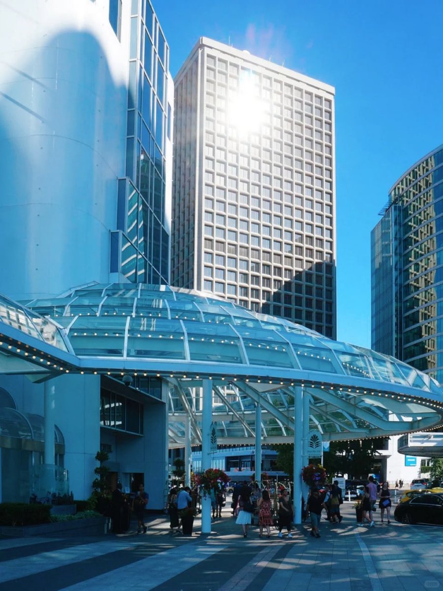 Freida59940148's tweet photo. Canada Place is an iconic building and tourist attraction in downtown Vancouver. It was originally built for the 1986 Vancouver World Expo. It's like a yacht⛵️. It consists of five giant white canvas buildings. Canada is represented as a 🌊 maritime country. https://t.co/k5cDzJNXtH