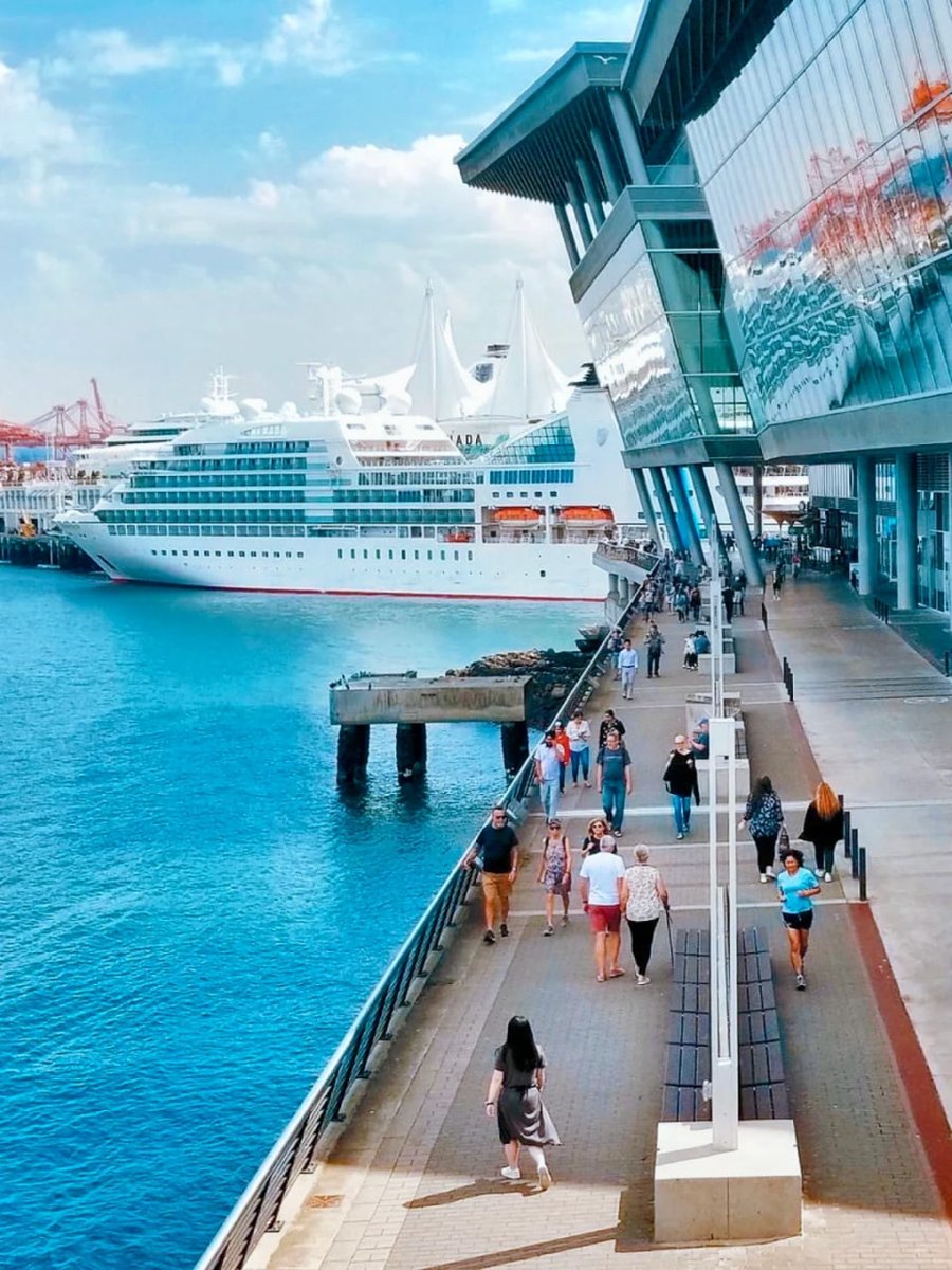Freida59940148's tweet photo. Canada Place is an iconic building and tourist attraction in downtown Vancouver. It was originally built for the 1986 Vancouver World Expo. It's like a yacht⛵️. It consists of five giant white canvas buildings. Canada is represented as a 🌊 maritime country. https://t.co/k5cDzJNXtH