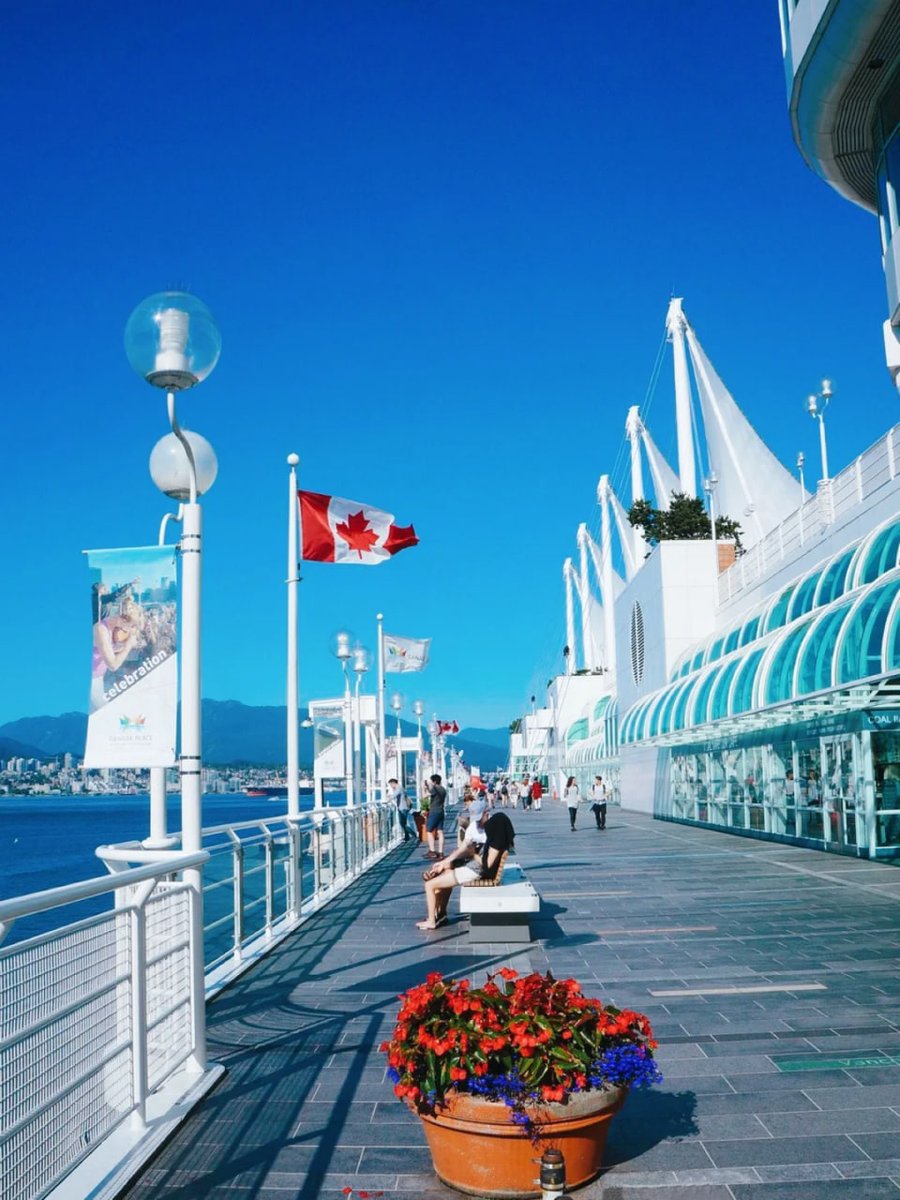Freida59940148's tweet photo. Canada Place is an iconic building and tourist attraction in downtown Vancouver. It was originally built for the 1986 Vancouver World Expo. It's like a yacht⛵️. It consists of five giant white canvas buildings. Canada is represented as a 🌊 maritime country. https://t.co/e4KZseGY9t