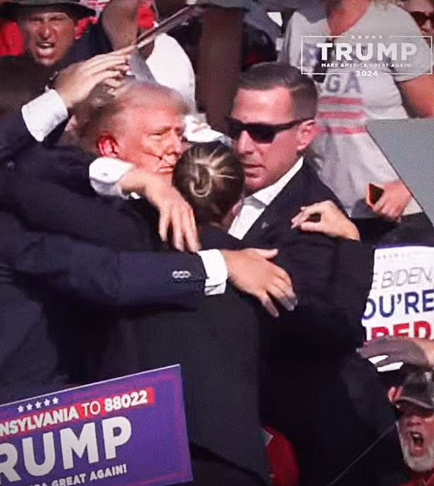 David_qva's tweet photo. Disparos en mitin de campaña de Donald Trump en Pensilvania, al parecer sale herido del lugar... ¿Intento de asesinato o show mediático? ...lo realmente cierto es que hasta el momento el establishment no tiene como derrotar al expresidente. 
¡Viva la democracia de las balas! https://t.co/lEFPQaNNy6