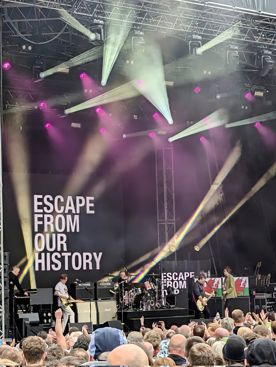 Happy days! The wonderful 
<a href="/Manics/">Manic Street Preachers</a> 🏴󠁧󠁢󠁷󠁬󠁳󠁿 at Leeds #soundsofthecity