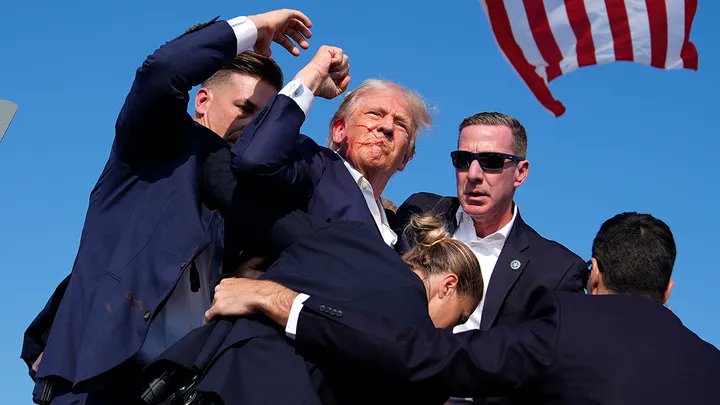 jack_hikuma's tweet photo. 🚨トランプ大統領！！！！😰トランプ暗殺未遂。起こってしまった。しかし、撃たれた後のトランプ大統領は、血だらけなのに、拳を上げて、慣習に応えたがよろよろだった。現在、病院に向かっている。その後、報告はない。もう、投稿が変でごめん。ぎrぎり。。。。。
#トランプ大統領暗殺未遂 https://t.co/vXN2Aodj9e