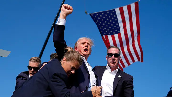 jack_hikuma's tweet photo. 🚨トランプ大統領！！！！😰トランプ暗殺未遂。起こってしまった。しかし、撃たれた後のトランプ大統領は、血だらけなのに、拳を上げて、慣習に応えたがよろよろだった。現在、病院に向かっている。その後、報告はない。もう、投稿が変でごめん。ぎrぎり。。。。。
#トランプ大統領暗殺未遂 https://t.co/vXN2Aodj9e