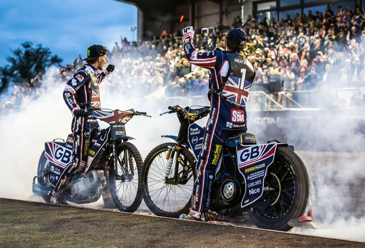 TheAces's tweet photo. AN AMAZING NIGHT! 🏆🇬🇧
Great Britain are crowned world champions after an incredible Speedway of Nations final at the National Speedway Stadium.
📸 @taylanningpix https://t.co/9iuKPHE9mM