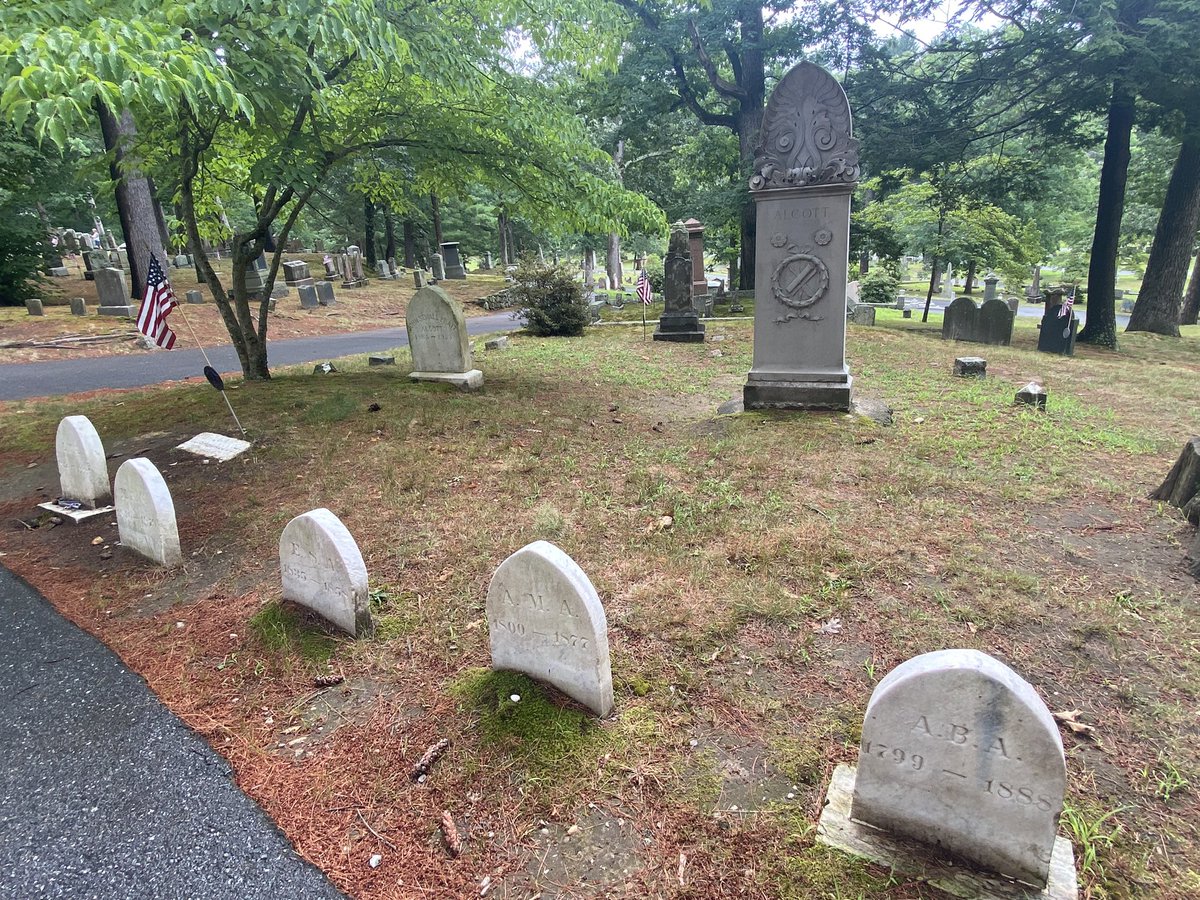 PepaMonteroM's tweet photo. @fathermarch El cementerio de #SleepyHollow es visita obligada en #Concord Aquí reposan #LouisaMayAlcott, su padre #BronsonAlcott y el resto de familia #Mujercitas Al lado están las tumbas de #Thoreau y #Emerson #VacacionesVerano2024 https://t.co/9t8k5EUu4K