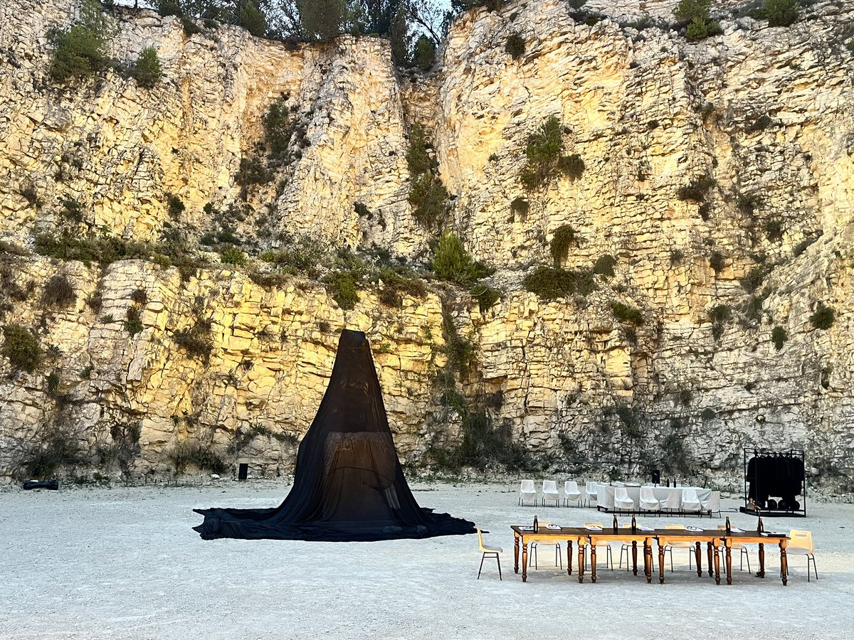 #Avignon2024 quelle scène majestueuse dans les carrières de Boulbon pour accueillir la meilleure des troupes ♥️ 
<a href="/ComedieFr/">Comédie-Française</a>