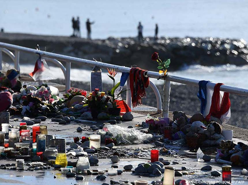 NewsReactLive's tweet photo. Il y a huit ans, le 14 juillet 2016, 86 personnes sont tragiquement décédées durant l'attentat de Nice. N'oublions pas, jamais.🕯️🙏 https://t.co/tdBwGz0qrm