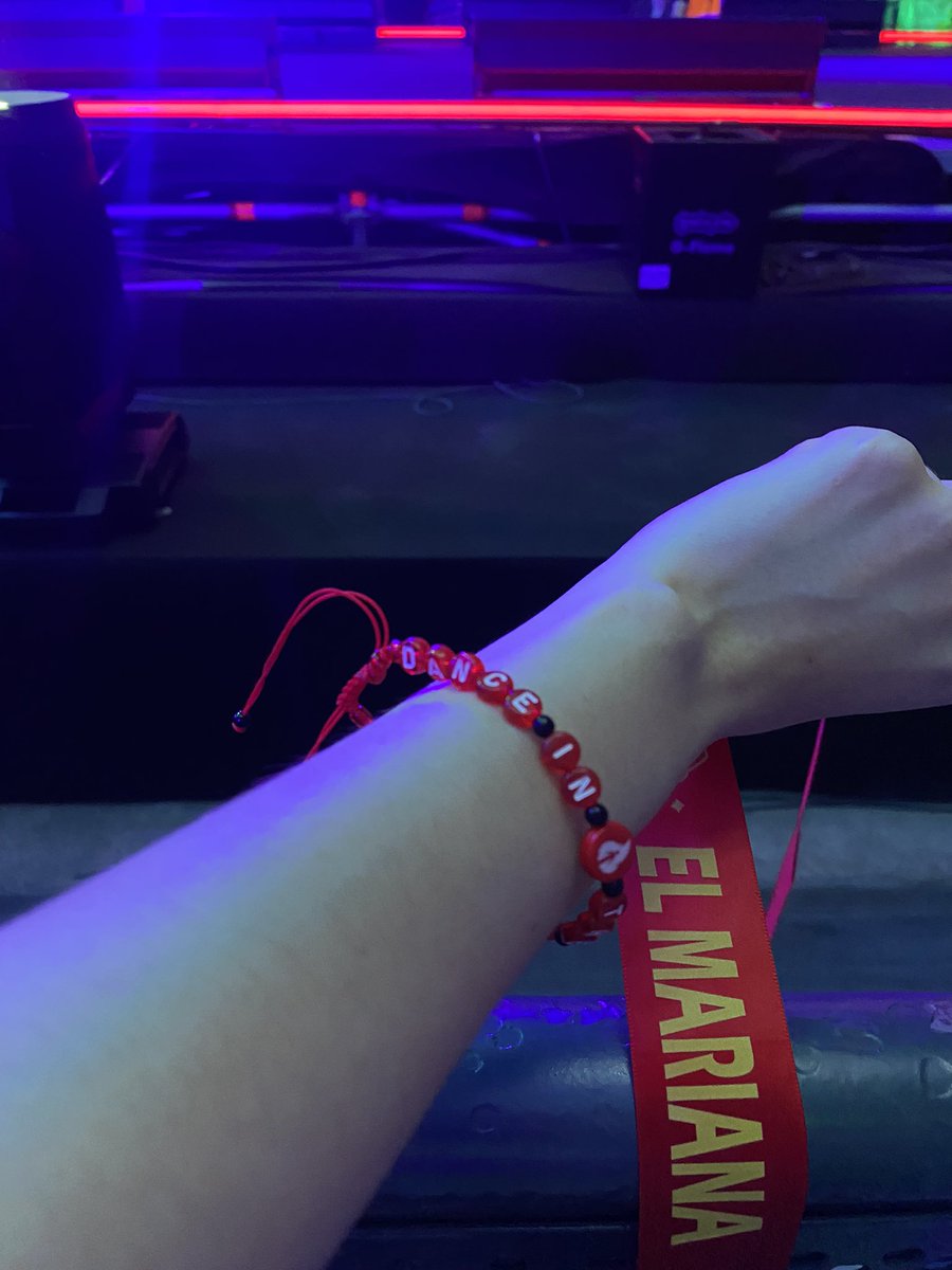 StephanieGarBa's tweet photo. WILL SMITH ME DIO SU PULSERA https://t.co/lXdU4NH2ce