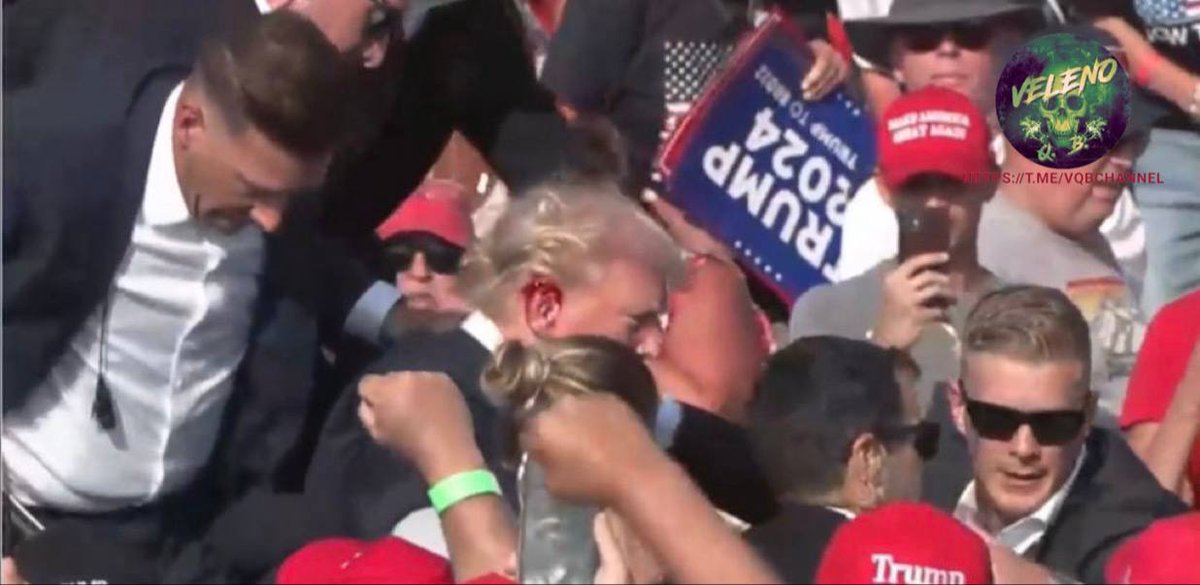 Veleno_Q_B's tweet image. #VQBChannel 🇺🇸

ATTENTATO ALLA VITA DI DONALD TRUMP

Il rumore degli #spari è risuonato durante il discorso di #Trump in #Pennsylvania. 

#Donald_Trump ha interrotto il suo intervento ed è stato allontanato dal posto: gli sanguinava l'orecchio e ha agitato il pugno in una