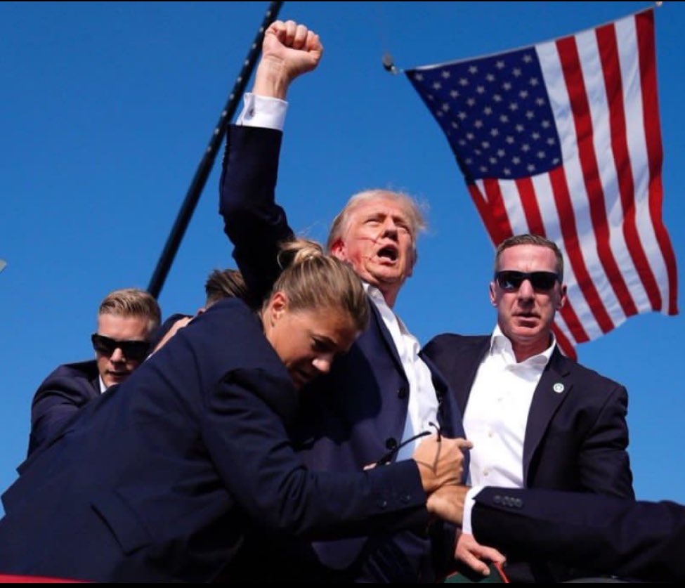 jcsosazpurua's tweet photo. Recurren al asesinato quienes se rajan las vestiduras con su moralidad de plástico y sus discursos “progre”, tan rimbombantes. Pero no lo lograrán. Trump ha sobrevivido a todos los ataques y hoy no fue una excepción. Lloren, griten y pataleen, pero en noviembre Trump regresará a la Casa Blanca que le robaron y se acabará la fiesta de los comerciantes de la guerra y sus aliados enmascarados. En enero ya no habrá fuego ni en Ucrania ni en el Medio Oriente. Y los perros de la guerra, los lavadores de capitales y los descerebrados de siempre  llorarán lágrimas de cocodrilo.