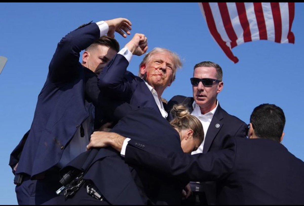 jcsosazpurua's tweet photo. Recurren al asesinato quienes se rajan las vestiduras con su moralidad de plástico y sus discursos “progre”, tan rimbombantes. Pero no lo lograrán. Trump ha sobrevivido a todos los ataques y hoy no fue una excepción. Lloren, griten y pataleen, pero en noviembre Trump regresará a la Casa Blanca que le robaron y se acabará la fiesta de los comerciantes de la guerra y sus aliados enmascarados. En enero ya no habrá fuego ni en Ucrania ni en el Medio Oriente. Y los perros de la guerra, los lavadores de capitales y los descerebrados de siempre  llorarán lágrimas de cocodrilo.