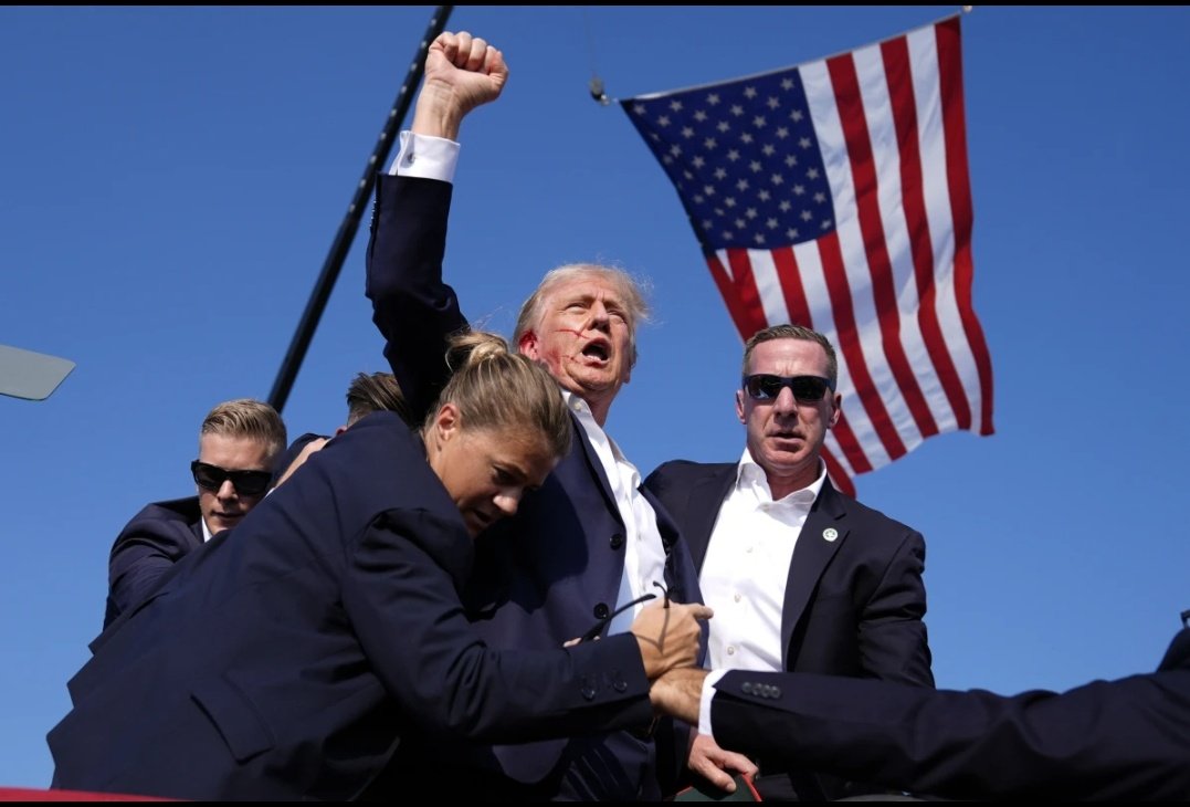 David Morales Urbaneja (@davidovich_9) on Twitter photo Espectacular fotografía de <a href="/evanvucci/">Evan Vucci</a> para <a href="/AP/">The Associated Press</a>
Trump, herido en una oreja tras ser disparado en un mitin en Pensilvania Espectacular fotografía de <a href="/evanvucci/">Evan Vucci</a> para <a href="/AP/">The Associated Press</a>
Trump, herido en una oreja tras ser disparado en un mitin en Pensilvania