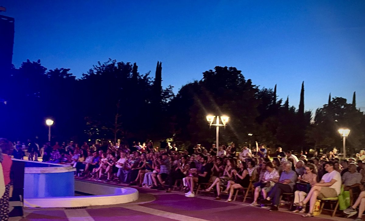 AytoPinto's tweet photo. 🎼🎤 Maravillosa noche hemos pasado en el Parque Juan Carlos I, con el trabajazo de Sweet Adú, rindiendo tributo a Sade, una de las voces más sensuales y envolventes de la música. Porque así somos también en Pinto 😏
#Pinto #PintodeVerano #Cultura #CulturaPinto #SweetAdu #Sade https://t.co/bCHivAs9Ln