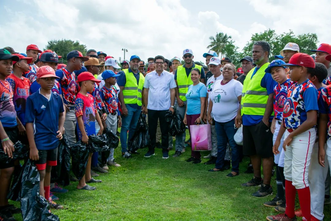 pabloromancs's tweet photo. Gran jornada de limpieza de las instalaciones del Club Los Trinitarios.

Todas las ligas de béisbol y la escuela de natación del Club Los Trinitarios, en un solo esfuerzo junto al Alcalde @dioastacio unidos en "la guerra contra la basura". 

@Alcaldiasde_ #SDEseLevanta https://t.co/f880me7ne0
