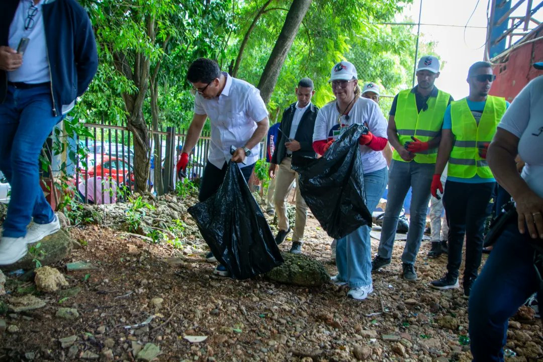 pabloromancs's tweet photo. Gran jornada de limpieza de las instalaciones del Club Los Trinitarios.

Todas las ligas de béisbol y la escuela de natación del Club Los Trinitarios, en un solo esfuerzo junto al Alcalde @dioastacio unidos en "la guerra contra la basura". 

@Alcaldiasde_ #SDEseLevanta https://t.co/f880me7ne0