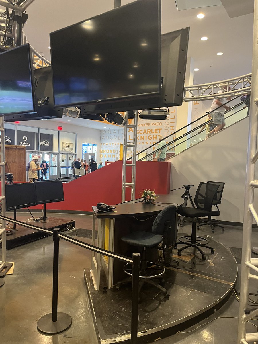 YouseffK's tweet photo. At @sportsrage ollll stomping grounds https://t.co/PuicfcvtxF