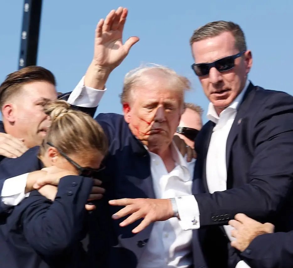 Playlostoldos's tweet photo. Primeras imagenes donde se puede observar a Donald Trump con sangre en el rostro. Por el momento se desconoce el estado de salud del ex-presidente. Le estaremos informando. 🚨 https://t.co/iQ8cLoPZtf