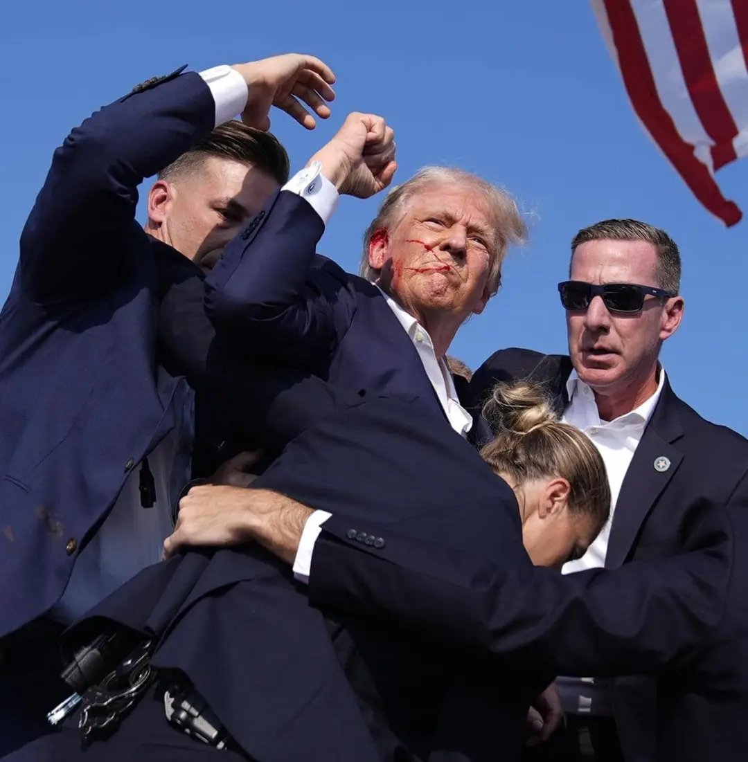 Playlostoldos's tweet photo. Primeras imagenes donde se puede observar a Donald Trump con sangre en el rostro. Por el momento se desconoce el estado de salud del ex-presidente. Le estaremos informando. 🚨 https://t.co/iQ8cLoPZtf