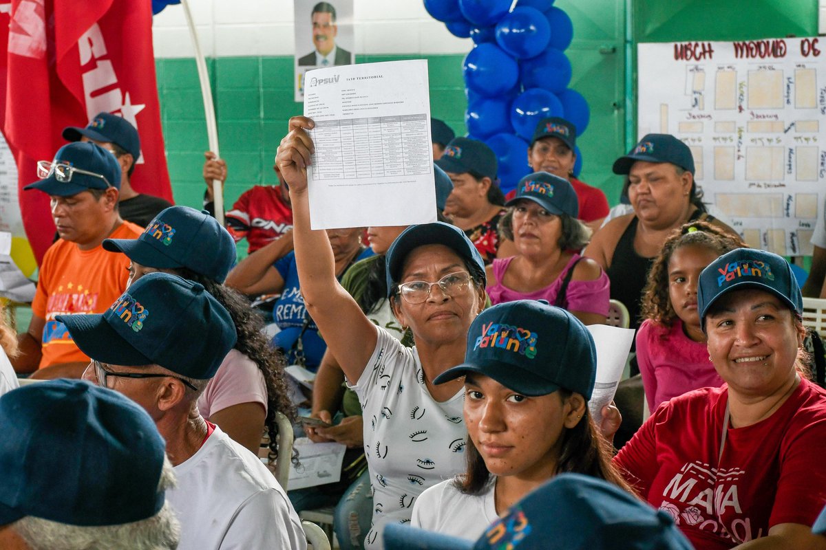 _LaAvanzadora's tweet photo. ¡Juntos/as construimos la victoria! 

Nos vinimos a Brisas del Lago, municipio Girardot, estado #Aragua, a una reunión de trabajo y de balance del 1x10x7 con todo el equipo político territorial: jefes/as de comunidad, UBCH, de Calle, todas y todos en unidad inquebrantable. https://t.co/G38IvbddKU