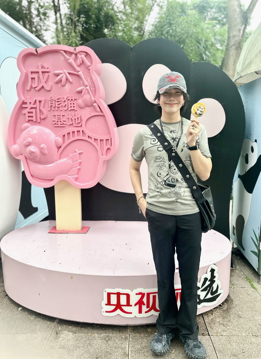 มาเฉิงตูต้องมาดูพี่แพนด้าสิพลาดได้งายย🐼..ขอน้อนบิวแวะกินไอติมเติมพลังก่อนน้าา😄 At Chengdu have to come to see p’pandas.. visit and eat ice cream to recharge your energy😄 
<a href="/JakeB4rever/">BIU.</a> 
#BuildJakapan
#Beyourluve