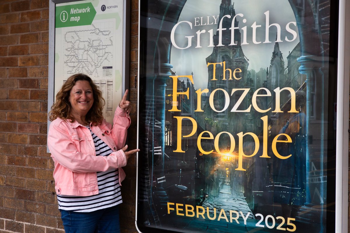 QuercusBooks's tweet image. We had a great crime-filled weekend at @TheakstonsCrime celebrating all our Quercus authors and kicking off our campaign for @ellygriffiths #TheFrozenPeople!