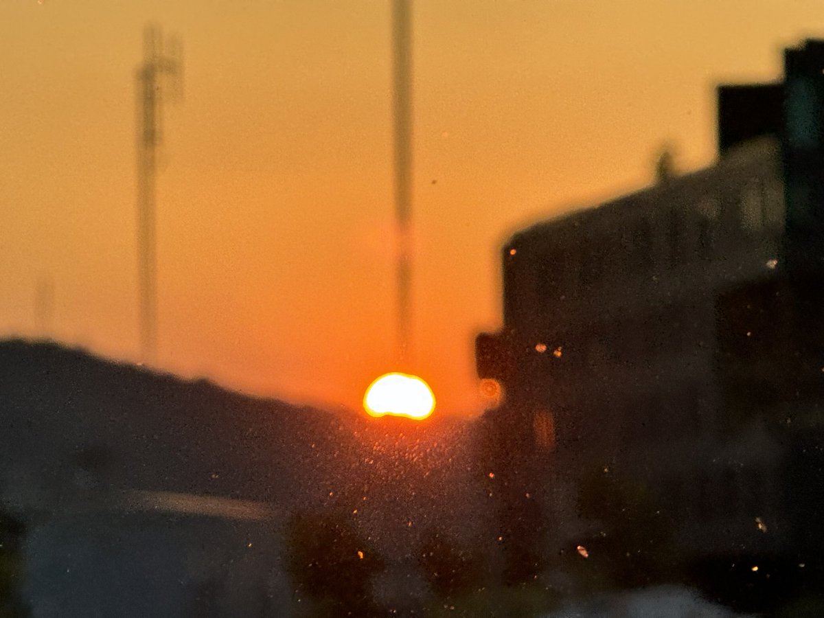 JoshCozartWx's tweet photo. Saturday night’s smoky, red sunset over Portland as wildfires continue to burn in the west. 
@KOINNews #ORwx #WAwx https://t.co/Tk1JH0vkJ0