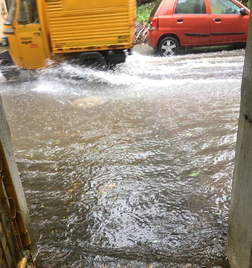 hiteshrupani26's tweet photo. Sindhi society, chembur east, Mumbai -71 is flooding - requesting urgent attention by civic authorities  for flood control, pumps to be activated and safety efforts so that things don’t spiral out of control @CMOMaharashtra @mieknathshinde @mybmc @MumbaiPolice 1916 not working!! https://t.co/3LvHcgOAIG