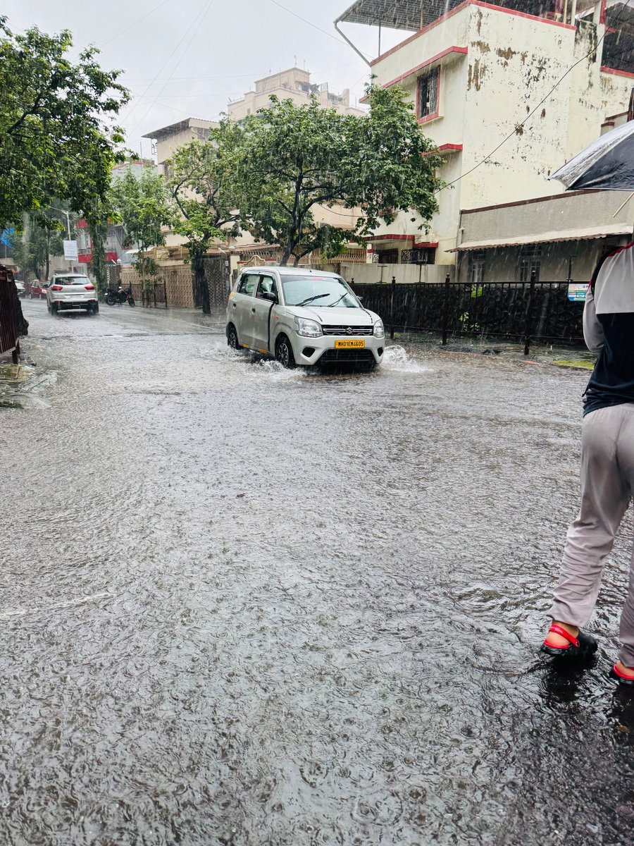 hiteshrupani26's tweet photo. Sindhi society, chembur east, Mumbai -71 is flooding - requesting urgent attention by civic authorities  for flood control, pumps to be activated and safety efforts so that things don’t spiral out of control @CMOMaharashtra @mieknathshinde @mybmc @MumbaiPolice 1916 not working!! https://t.co/3LvHcgOAIG
