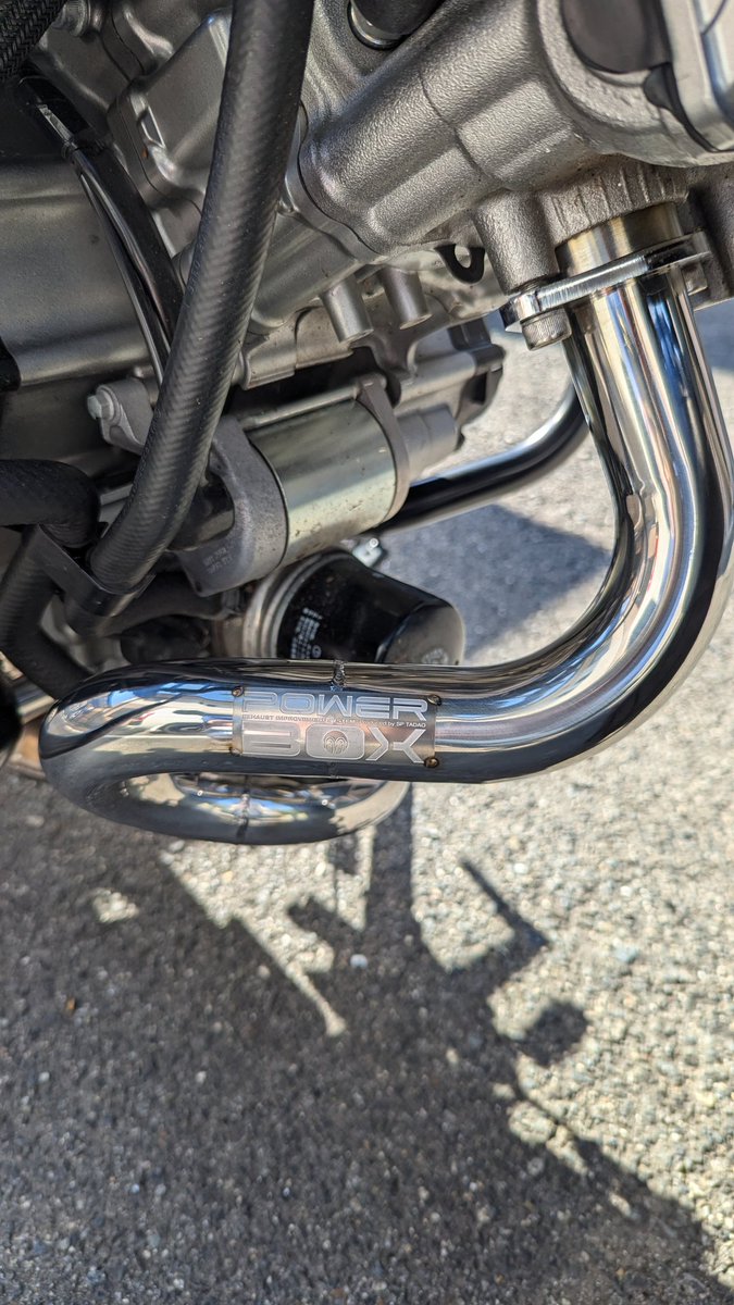 tatsuya47436828's tweet image. 遂に去年末に買っていた #ＳＰ忠雄 の #POWERBOX に交換する事が出来ました😭
結局ヘプコのエンジンガードを諦めエンデュランスにしました(クソ高かったのに🥲)
後、真昼にやる作業じゃないですね空調服着てたのに倒れそうですw
もうちょっと日が傾いたら試走行ってきます🏍️
#ＳＶ650