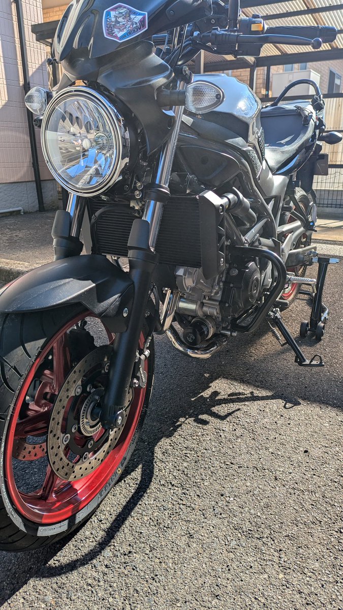 tatsuya47436828's tweet image. 遂に去年末に買っていた #ＳＰ忠雄 の #POWERBOX に交換する事が出来ました😭
結局ヘプコのエンジンガードを諦めエンデュランスにしました(クソ高かったのに🥲)
後、真昼にやる作業じゃないですね空調服着てたのに倒れそうですw
もうちょっと日が傾いたら試走行ってきます🏍️
#ＳＶ650