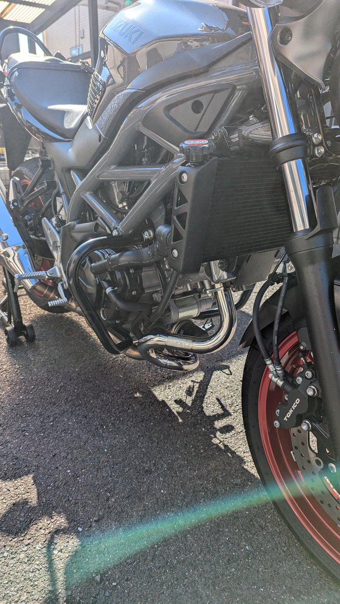 tatsuya47436828's tweet image. 遂に去年末に買っていた #ＳＰ忠雄 の #POWERBOX に交換する事が出来ました😭
結局ヘプコのエンジンガードを諦めエンデュランスにしました(クソ高かったのに🥲)
後、真昼にやる作業じゃないですね空調服着てたのに倒れそうですw
もうちょっと日が傾いたら試走行ってきます🏍️
#ＳＶ650