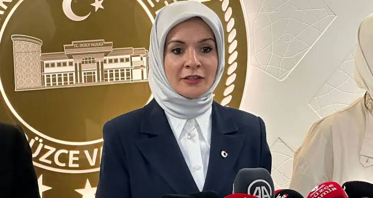 LilayZeynep's tweet photo. Oğlu, Charles de Gaulle Fransız lisesinde okuyan AKP'li Aile ve sosyal hizmetler bakanı Mahinur Özdemir Göktaş:

“Milli ve Manevi değerlerimizi çocuklarımıza aktarmak politikalarımızın odağında” . https://t.co/3pXI5nnxLY