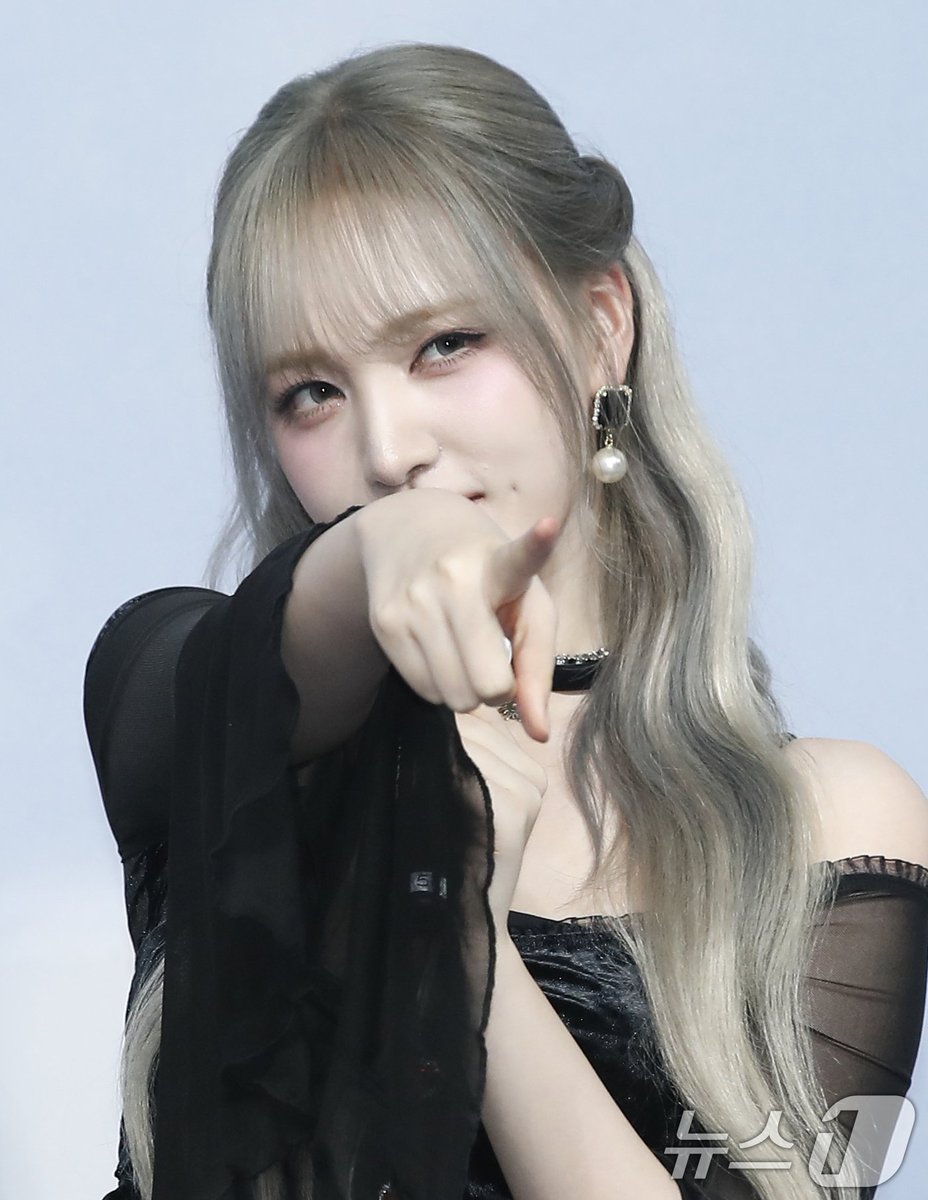 IVELIZHQ's tweet photo. [PHOTO] 240721 IVE LIZ at SBS Gayo Daejun red carpet
 cr on pics

ICE QUEENS AT SUMMER GAYO
#IVEatSummerGayoDaejeon
#아이브여름가요대전무대

#아이브 #리즈 #IVE #LIZ https://t.co/swG66Cnz6O
