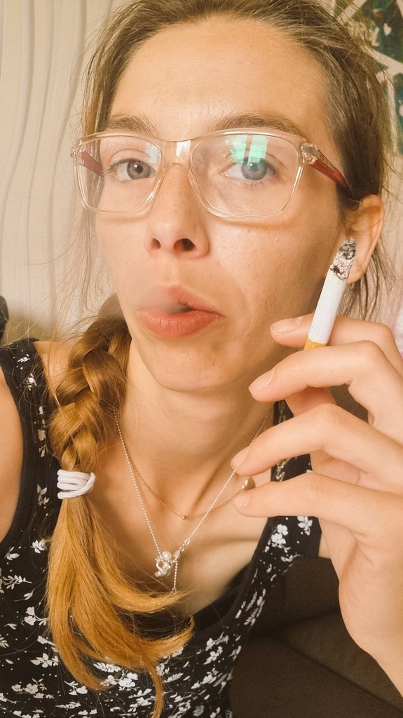 Auf der einen Seite bin ich dein größter Traum, auf der anderen dein größter Albtraum. 
Du weißt, das du anhängig bist, du weißt das ein Leben ohne mich keinen Sinn macht. Und dennoch traust du dich nicht mir zu schreiben um deine pure Erfüllung zu bekommen? 
Widerspruch!