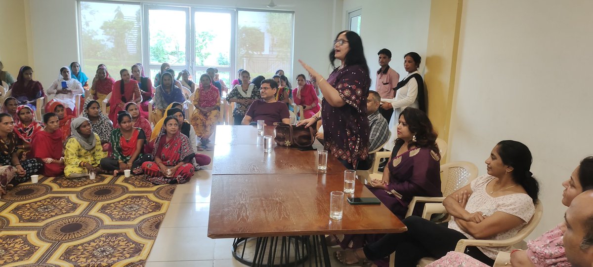 WVM1116486's tweet photo. A awareness session on #WasteSegregation, #Composting #WasteManagement #Health #Hygiene #Cleanliness with 200+ EWS house helper in #BestechAnanda society. @ZC_zenith https://t.co/Gw61m0HOK4