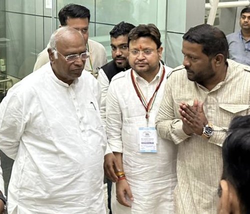 sharikraees's tweet photo. Warmest birthday wishes to Congress President respacted @kharge Ji! https://t.co/NFL2RsPwq5