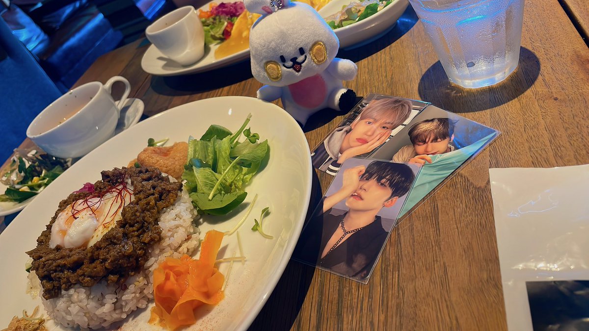 mugi_120222's tweet photo. 初めてリリイベとか関係なくとぅむんのお友達と会えた記念✨
おしゃれご飯とトレカの写真堂々と撮れるの楽しすぎた https://t.co/BI7sbDCHFL