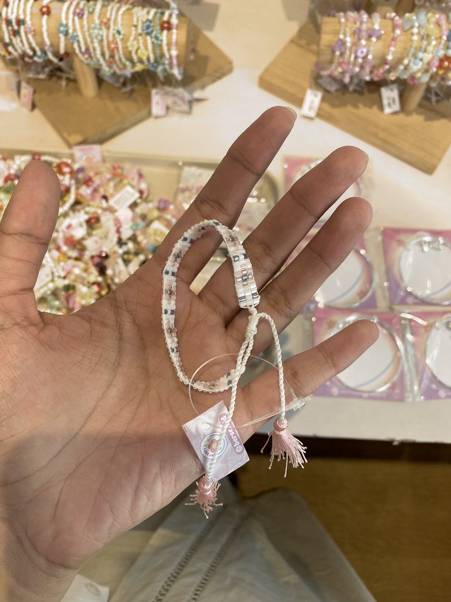cafune0's tweet image. mengarungi 3 toko lucu di semiring dan membeli gelang gelang lucu🥰🤍😆 #kalap