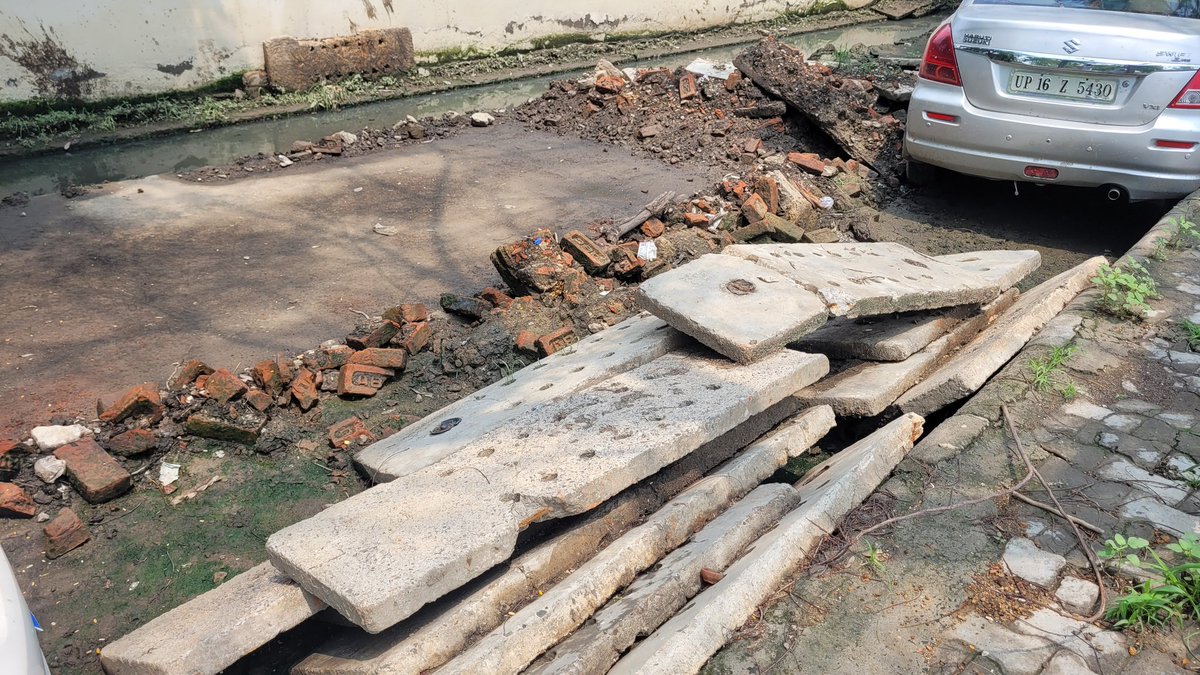 jindalpk's tweet photo. @noida_authority @CeoNoida @myogiadityanath @myogioffice @DyCMGoUP @MoHUA_India @narendramodi @NoidaConnect है भगवान, आप लोग झूठ भी बोलते हो? यह तस्वीर है ग्राउंड पर अभी। क्यों आपके अधिकारी आ कर देखते खुद ही या अधिकारी/सरकार ही झूठ बोल रही है? @noida @BJP4UP that's shameless https://t.co/B85JG8EbBg