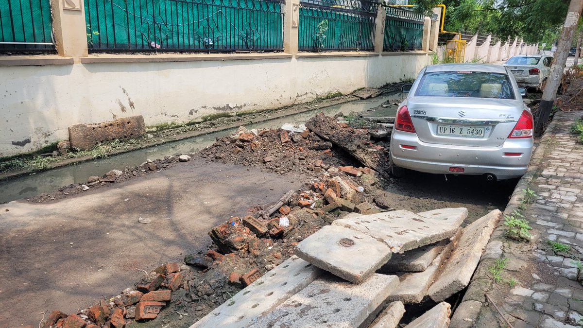 jindalpk's tweet photo. @noida_authority @CeoNoida @myogiadityanath @myogioffice @DyCMGoUP @MoHUA_India @narendramodi @NoidaConnect है भगवान, आप लोग झूठ भी बोलते हो? यह तस्वीर है ग्राउंड पर अभी। क्यों आपके अधिकारी आ कर देखते खुद ही या अधिकारी/सरकार ही झूठ बोल रही है? @noida @BJP4UP that's shameless https://t.co/B85JG8EbBg