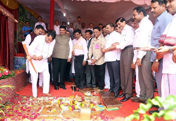 कोकणी लोकांच्या तोंडाला पाने पुसली गेल्याच उत्तम उदाहरण म्हणजे सावंतवाडी टर्मिनस. भूमिपूजन 27.06.2015. आज 9 वर्षे होऊन गेलीत. 
<a href="/Dev_Fadnavis/">Devendra Fadnavis</a> <a href="/AshwiniVaishnaw/">Ashwini Vaishnaw</a>
<a href="/AjitPawarSpeaks/">Ajit Pawar</a>, <a href="/mieknathshinde/">Eknath Shinde - एकनाथ शिंदे</a> <a href="/MeNarayanRane/">Narayan Rane</a>, <a href="/KonkanRailway/">Konkan Railway</a> <a href="/dvkesarkar/">Deepak Kesarkar</a>
#sawantwaditerminurs