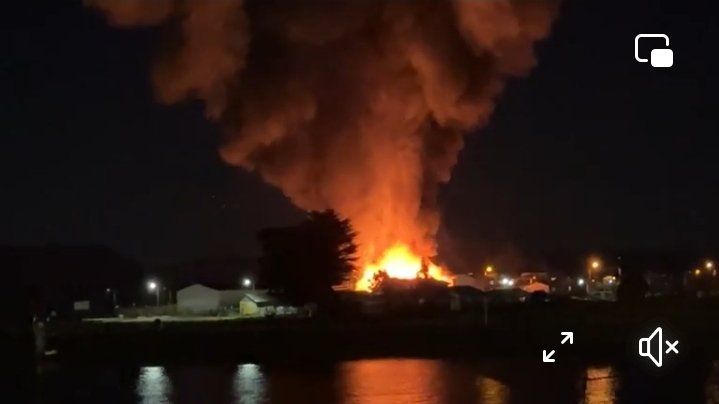 negroaram's tweet photo. Gigantesco incendio en sector puntilla Isla Tenglo. Bomberos, Armada, bote salvavidas y lancheros trabajando. Van 4 casas quemando y hay heridos. https://t.co/NYNhvFFFhg