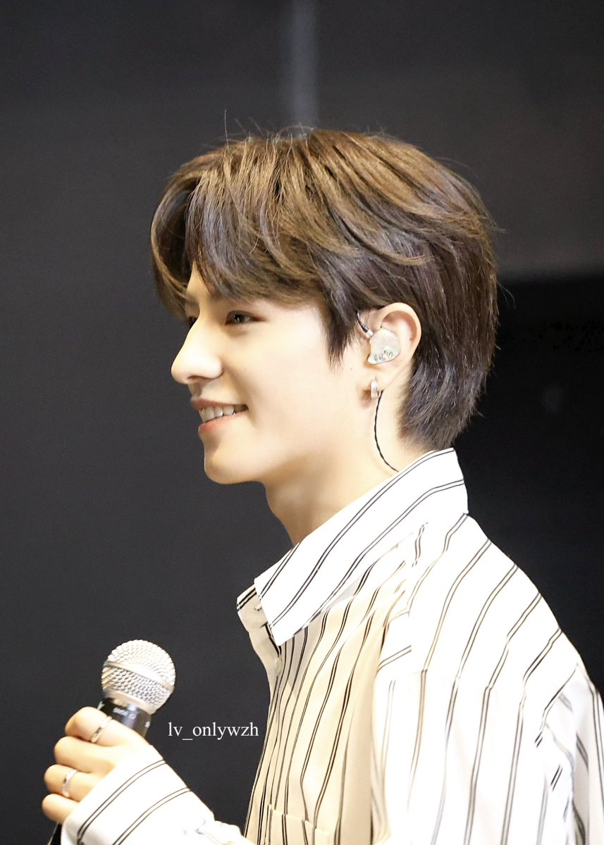 240718 福岡
ちょっとブレてるけどイヤモニがよく見えます👂
#LEV #레비 #レビ #wangzihao #왕즈하오 #ワンズハオ #ズハオ  #王子浩