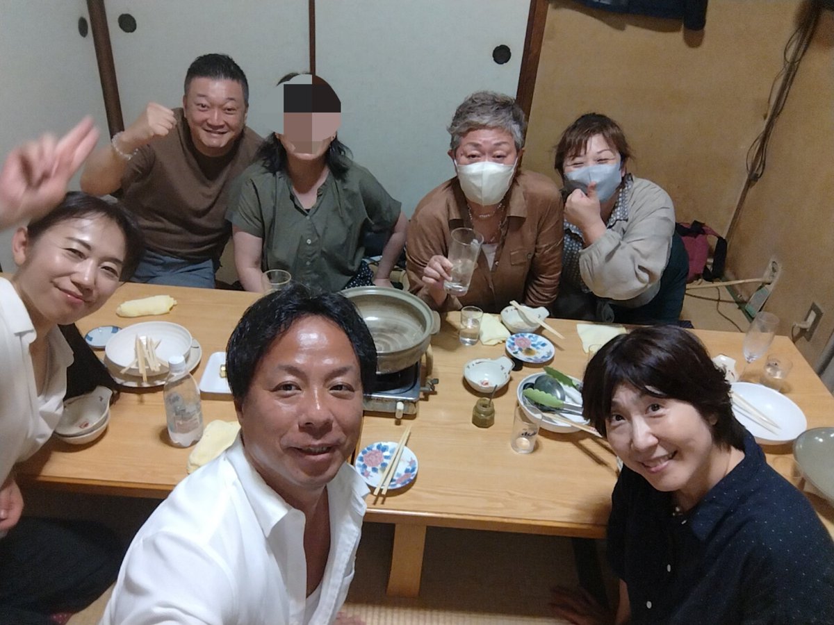 reastyle2012's tweet photo. 7/21でリアスタイル12周年

本日より13年目突入です。

料理は花のれんの味変鍋(つみれからしゃぶしゃぶ)、バブル時代のバーテンの師匠のお店なので10周年の時に頂いた日本酒も飲み放題に加えさせて頂きました。

福岡では当時はパーソナル専門ジムは私の所だけでした、これからも継続頑張ります。 https://t.co/IvfMISZC37