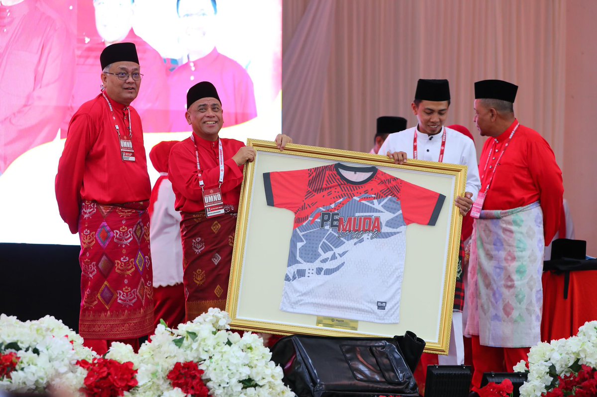 saaranimohamad's tweet photo. Dari Kuala Lumpur pulang ke Lenggong untuk menyempurnakan Mesyuarat Perwakilan UMNO Bahagian Lenggong.

Tahniah buat seluruh jawatankuasa UMNO Bahagian yang telah menjalankan tanggungjawab dengan penuh sempurna.

Mengajak seluruh pimpinan dan ahli untuk menyakini perjuangan UMNO untuk membela dan menjaga kepentingan agama, bangsa dan negara.

Haluan dan jalur politik yang kita lalui hari ini tidak mengurangkan sedikit pun iltizam kita untuk menjunjung asas-asas ini. Itu tidak akan pernah dikompromi.

Apa yang penting, UMNO mesti menggunakan segala kapasitinya dalam kerajaan untuk melunaskan setiap tanggungjawab yang diamanahkan oleh rakyat, untuk membawa kemajuan dan kesejahteraan.

Semua amanah ini mampu kita lakukan dengan mengukuhkan semangat & solidariti antara kita. 

Saya yakin, dengan usaha & kerjasama yang erat, UMNO akan terus melangkah jauh mencipta kejayaan demi rakyat dan negara.

Semoga segalanya dipermudah. Insha-Allah.