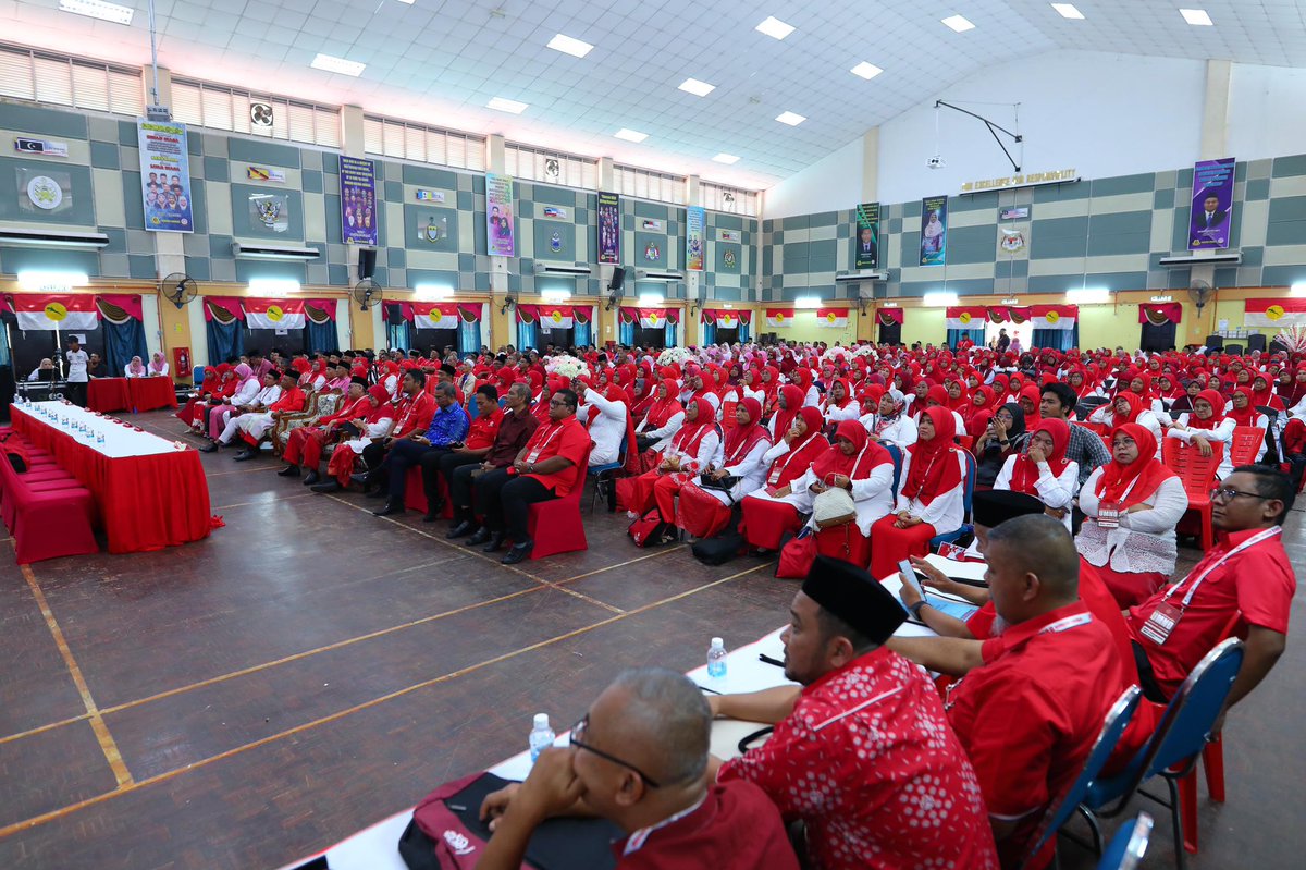 saaranimohamad's tweet photo. Dari Kuala Lumpur pulang ke Lenggong untuk menyempurnakan Mesyuarat Perwakilan UMNO Bahagian Lenggong.

Tahniah buat seluruh jawatankuasa UMNO Bahagian yang telah menjalankan tanggungjawab dengan penuh sempurna.

Mengajak seluruh pimpinan dan ahli untuk menyakini perjuangan UMNO untuk membela dan menjaga kepentingan agama, bangsa dan negara.

Haluan dan jalur politik yang kita lalui hari ini tidak mengurangkan sedikit pun iltizam kita untuk menjunjung asas-asas ini. Itu tidak akan pernah dikompromi.

Apa yang penting, UMNO mesti menggunakan segala kapasitinya dalam kerajaan untuk melunaskan setiap tanggungjawab yang diamanahkan oleh rakyat, untuk membawa kemajuan dan kesejahteraan.

Semua amanah ini mampu kita lakukan dengan mengukuhkan semangat & solidariti antara kita. 

Saya yakin, dengan usaha & kerjasama yang erat, UMNO akan terus melangkah jauh mencipta kejayaan demi rakyat dan negara.

Semoga segalanya dipermudah. Insha-Allah.