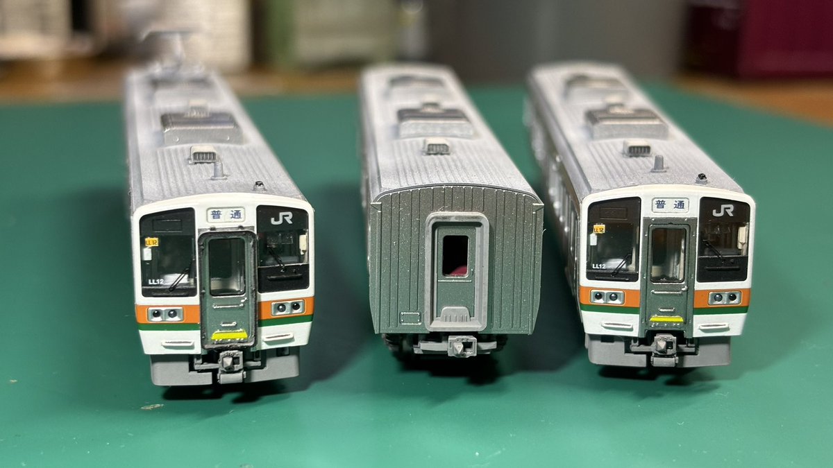 【完成】
kato211系5000番台 LL12編成
2009年頃のスカート強化前、ATS-Pt未導入、黄色渡り板の姿を再現しました。
側面方向幕は裏から直接チップLEDで照らしてみました。