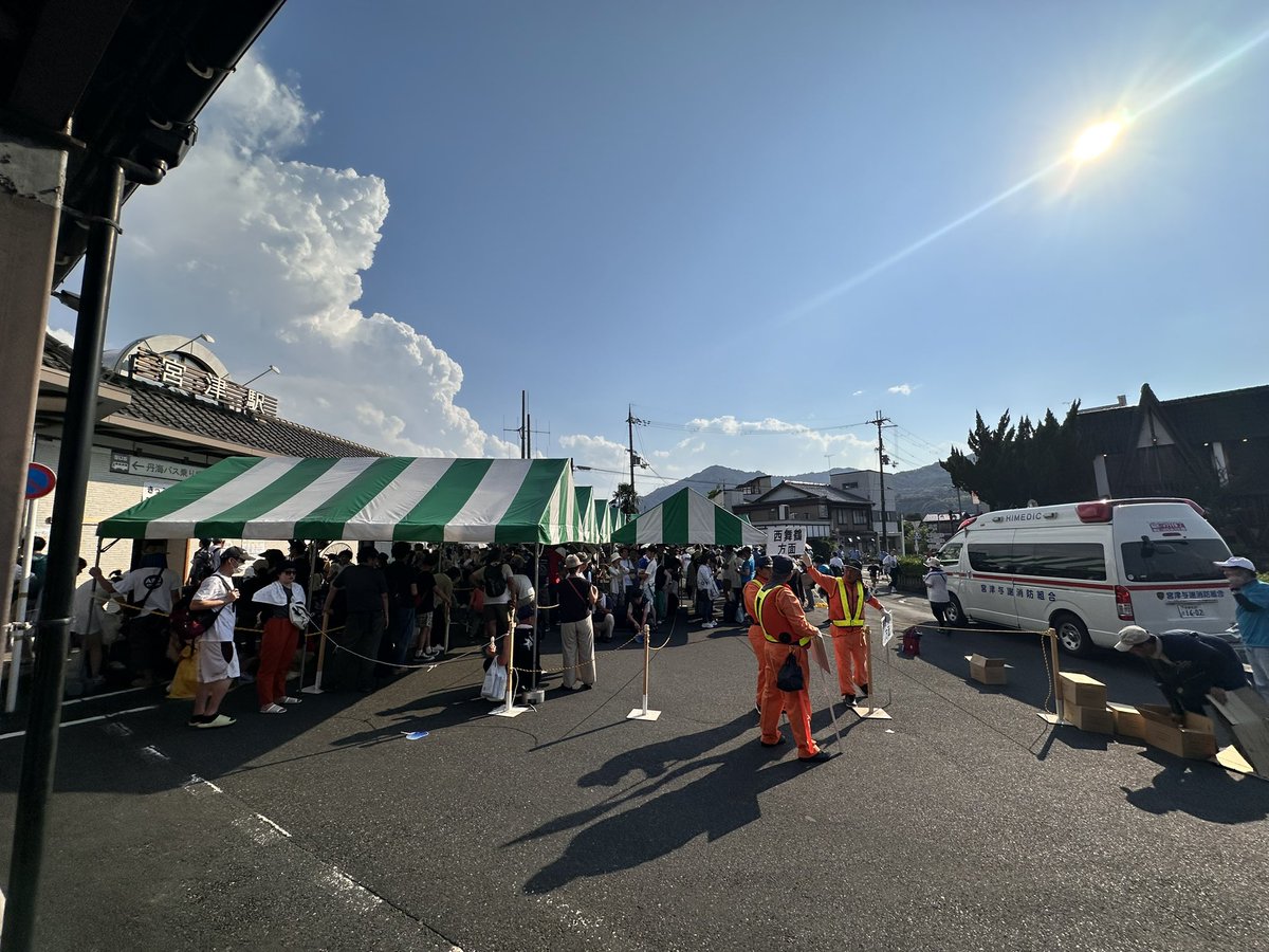 sho_kyt's tweet photo. @kyoto_np ブルーインパルスのイベントがあるにも関わらず丹後鉄道が増便されず、宮津駅前で帰宅困難者が溢れ救急搬送患者が続出してる模様。

#ブルーインパルス　#天橋立　#宮津　#丹後鉄道 https://t.co/iVdvosrMh4